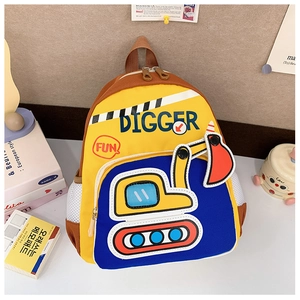 Détail du sac à dos maternelle avec motif pelleteuse et doubles fermetures éclair