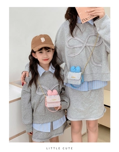 Matching mini bow chain bags and sweatshirts for mother and daughter outfit set
