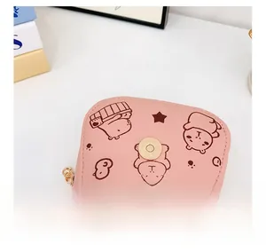 Détails du mini sac rose en PU avec imprimés capybara et bandoulière chaîne dorée
