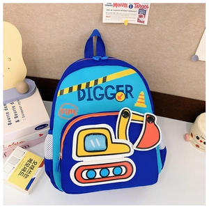 Détail du sac à dos pelleteuse bleue avec poche latérale en filet et broderie 3D enfant