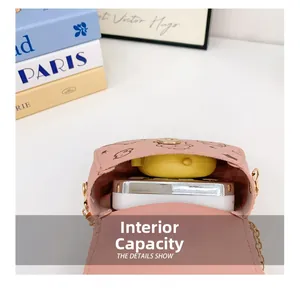 Capacité interne du sac rose pour fille avec ours montrant l'espace pour accessoires