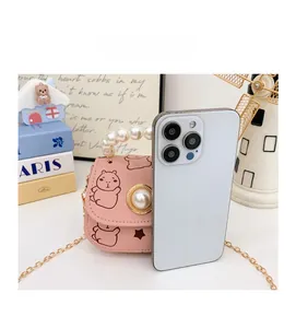Mini sac rose avec anse en perles et chaîne, comparé à un smartphone pour la taille réelle