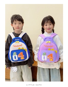 Detail eines süßen Kinderrucksacks mit atmungsaktivem Netz und 3D-Dino-Elementen