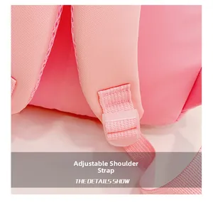 Nahaufnahme der verstellbaren rosa Schultergurte mit hochwertigen Schnallen am Kinderrucksack