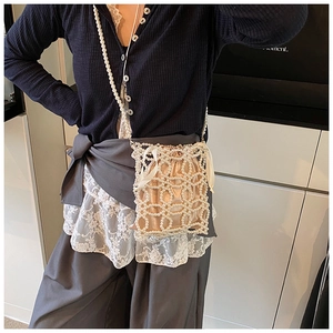 Détail du sac seau en perles tressées avec cordon de serrage en satin champagne