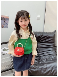 Détail du mini sac rouge pour fille avec anse en perles, motif animal et chaîne dorée