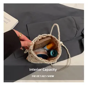 Détails intérieurs du sac seau en perles montrant l'espace pour téléphone et maquillage