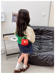 Détail du mini sac rouge pour filles en cuir PU avec anse en perles et motifs oursons