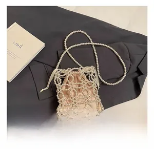 Détail du sac seau perlé fait main avec doublure en satin champagne à cordon