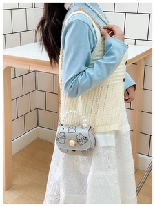 Vue détaillée du sac bandoulière pour fille avec poignée en perles et motifs Capybara