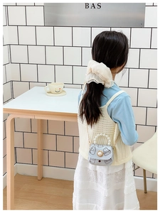 Détail du mini sac bleu clair avec poignée en perles et imprimé hamster mignon