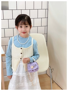 Fillette portant un mini sac bandoulière violet avec poignée en perles et dessin animé