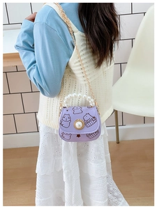 Détail du sac bandoulière violet pour fille avec anse en perles et imprimé capybara