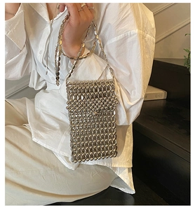 Détail du mini sac perlé argenté fait main avec texture métallique et bandoulière chaîne