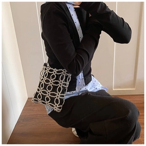 Sac seau perlé argenté à fleurs découpées avec doublure à cordon porté à l'épaule