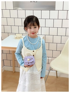 Détail du sac violet pour fille avec poignée perle, chaîne dorée et chat mignon