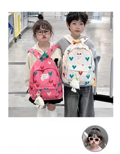 Détail d'un sac à dos imprimé cœurs avec breloque nuage et larges bretelles confort