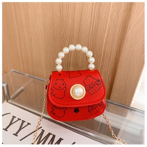 Détail du mini sac rouge avec imprimé capybara et poignée élégante en perles