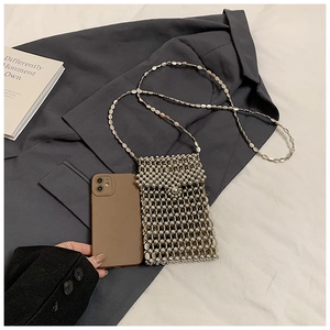Mini sac à bandoulière en perles argentées avec smartphone pour référence de taille