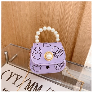 Détails du sac enfant violet avec motif capybara, poignée perle et chaîne dorée