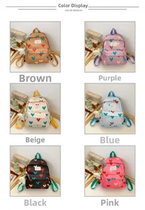 Vue détaillée de sacs à dos pour enfants avec motifs cœurs en six couleurs douces