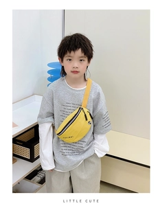 Détail d'un sac bandoulière enfant jaune vif avec lettrage RAYINAI noir et fermeture éclair