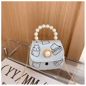 Détail du sac bleu clair pour filles avec anse en perles, chaîne dorée et motif Capybara