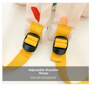 Détail des bretelles réglables en nylon jaune et boucle sur le sac à dos à motif de cœur