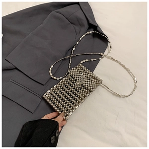 Vue détaillée du tissage de perles métalliques argentées et bandoulière de mini sac