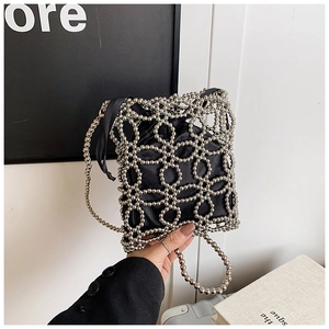 Détail du sac à fleurs en perles argentées avec pochette intérieure en satin noir