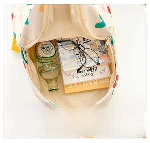 Intérieur spacieux d'un sac à dos enfant crème avec rangement pour bouteilles et cahiers