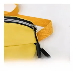 Détail de la fermeture éclair réfléchissante et du tissu en nylon du sac de sport jaune