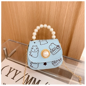 Détail du mini sac bleu clair pour fille avec anse perle, chaîne et motifs capybara