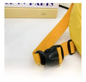 Vue macro de la bandoulière en nylon jaune avec boucle en plastique noir durable