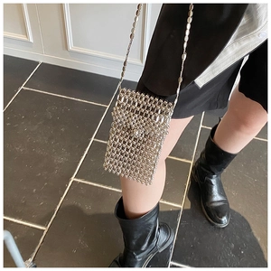 Détail du sac bandoulière argenté à perles avec texture tissée métallique et sangle