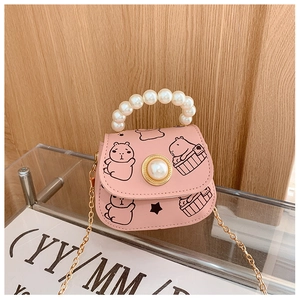 Vue détaillée du mini sac capybara rose avec poignée en perles et chaîne dorée