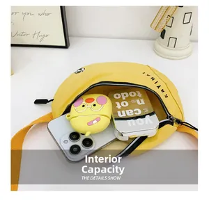 Vue détaillée du compartiment intérieur spacieux d'un sac bandoulière jaune avec objets