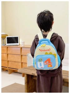 Detailansicht Kinderrucksack mit Cartoon-Dinosaurier und gepolstertem Griff für Schule