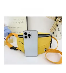 Vue détaillée de la sacoche jaune pour enfants montrant la taille réelle avec un mobile