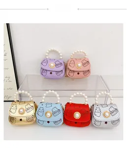 Détail de mini sacs à main pour enfants avec anses en perles et motifs de capybara mignons