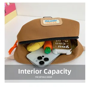 Vue détaillée de l'intérieur d'un sac de poitrine en toile marron pour enfants spacieux