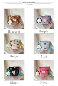 Vue détaillée de sacs bandoulière en toile pour enfants en six couleurs avec charms