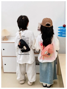Gros plan de sacs de poitrine en toile pour enfants en noir et rose sur des modèles