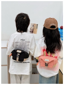 Vue arrière d'enfants portant des sacs banane en toile rose et noire avec boucles