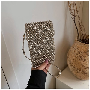 Détail du mini sac argenté fait main avec des perles métalliques et bandoulière longue