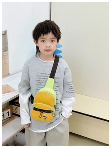 Détail du sac de poitrine pour enfants bicolore jaune et vert avec fermeture éclair