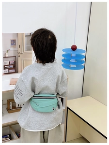 Détail du sac de poitrine pour enfants vert menthe avec fermeture éclair et logo