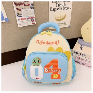 Detailaufnahme der niedlichen 3D-Dinosaurierflossen und des Cartoons auf dem Kinderrucksack