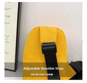 Détail de la bandoulière réglable en nylon et de la boucle sur le sac bandoulière