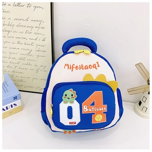 Detail eines blau-orangen Kinderrucksacks mit niedlichem Dinosaurier-Patch und Baseball-Prints